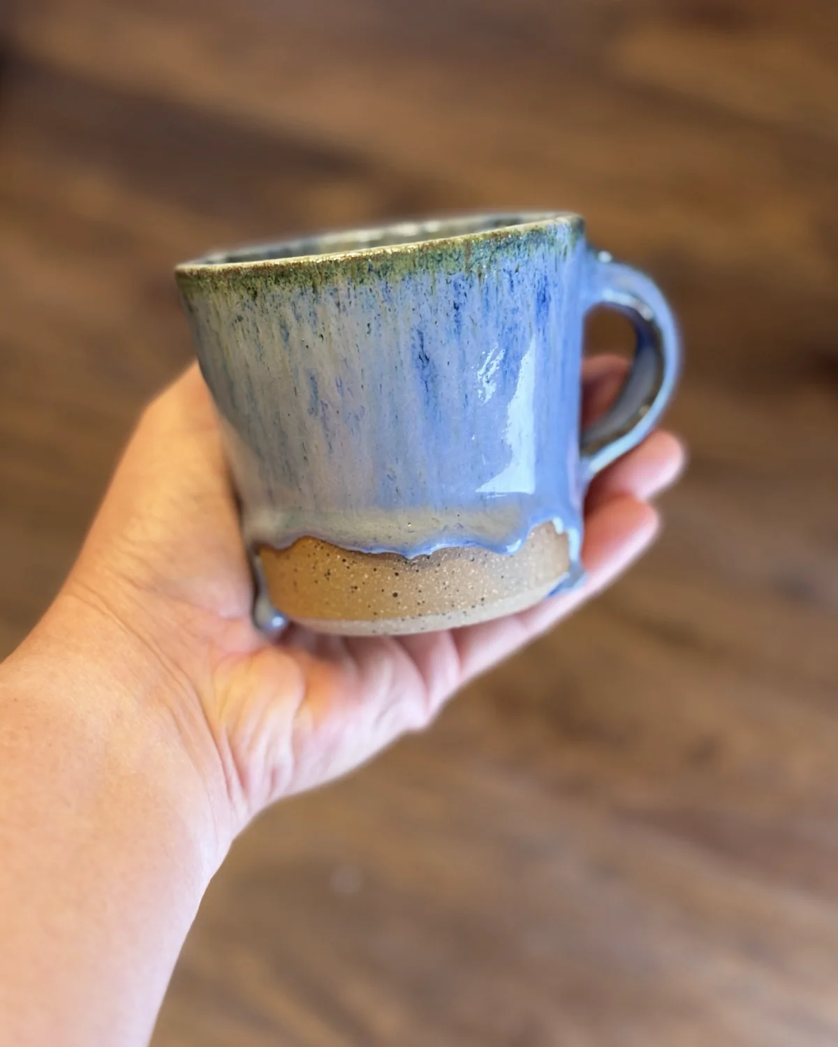 Alyetnate view of the mug