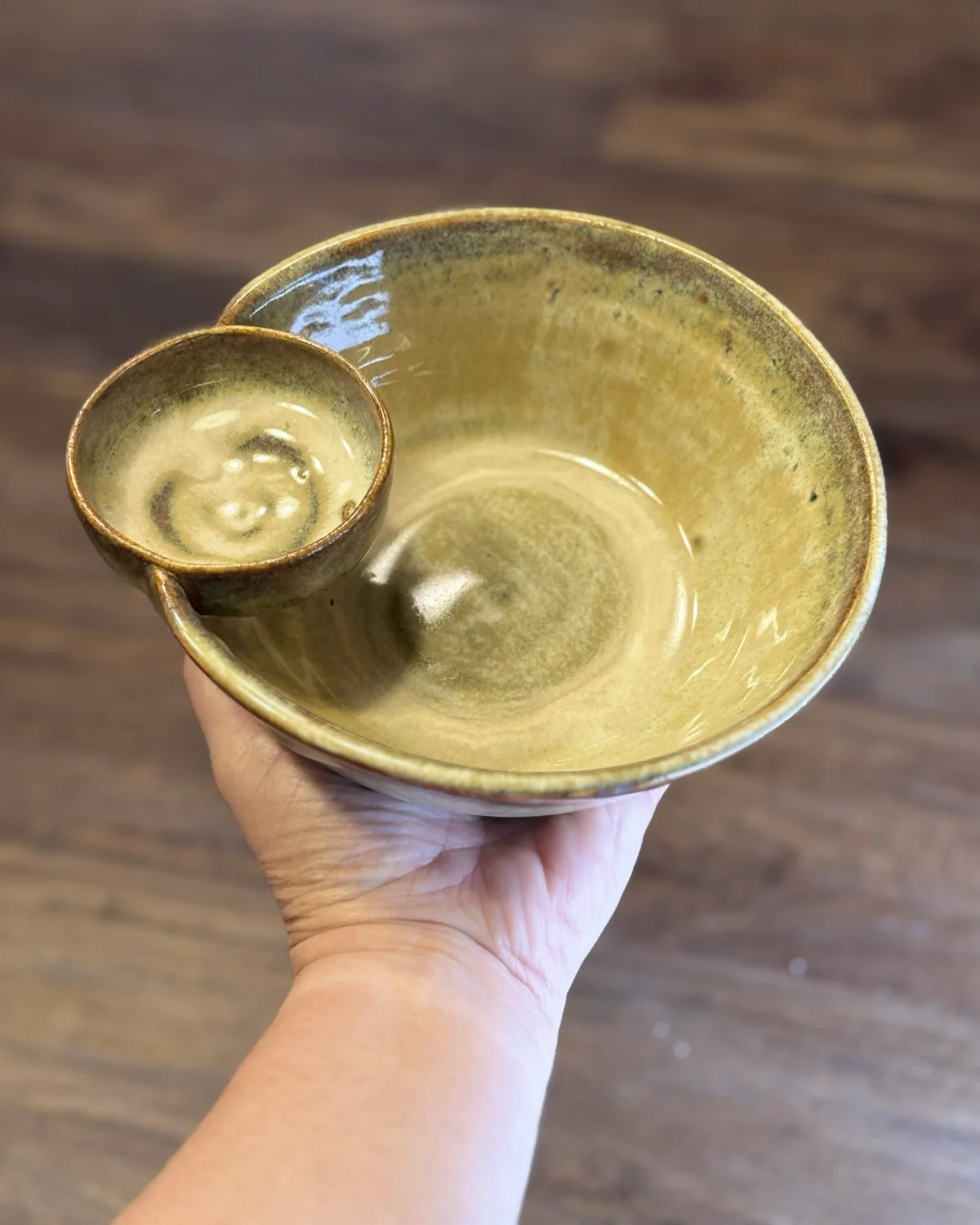 The serving bowl close up